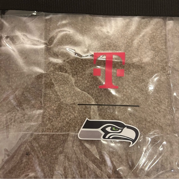 Go Hawks - Seattle Seahawks Bundle including official NFL sponsored gear - Picture 11 of 16